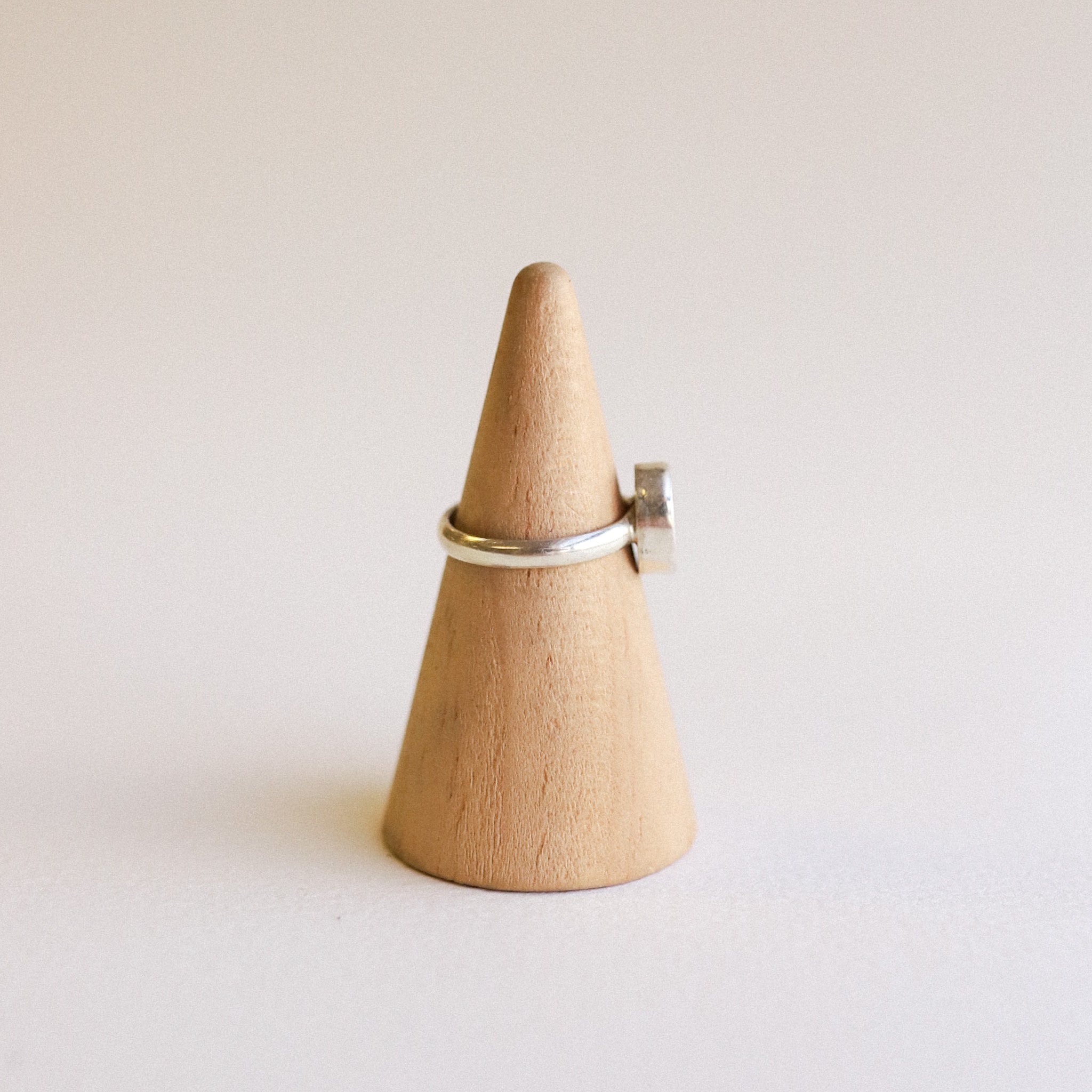 (6.25) Silver Plated Mother of Pearl Ring