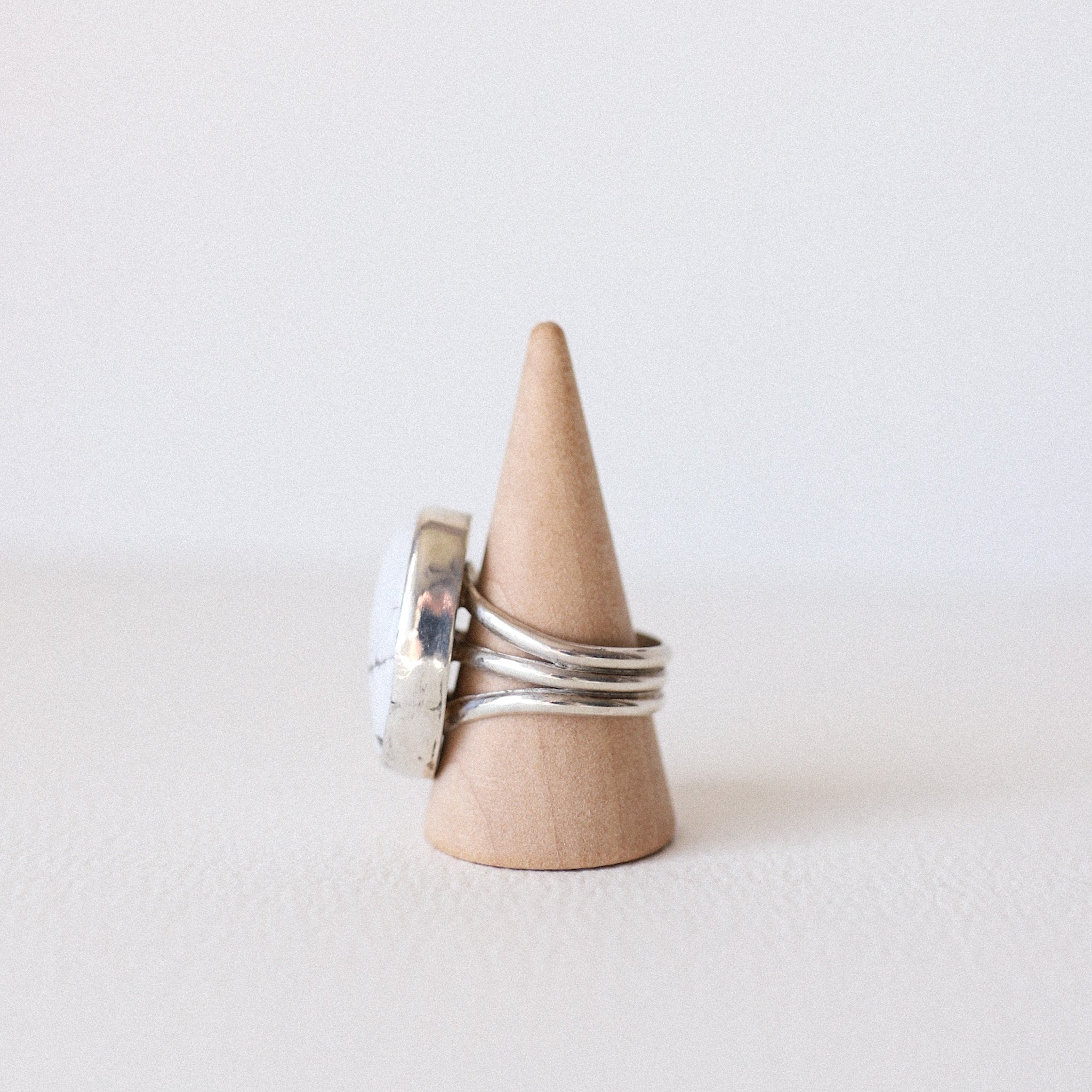 (9.5) Silver Howlite Ring