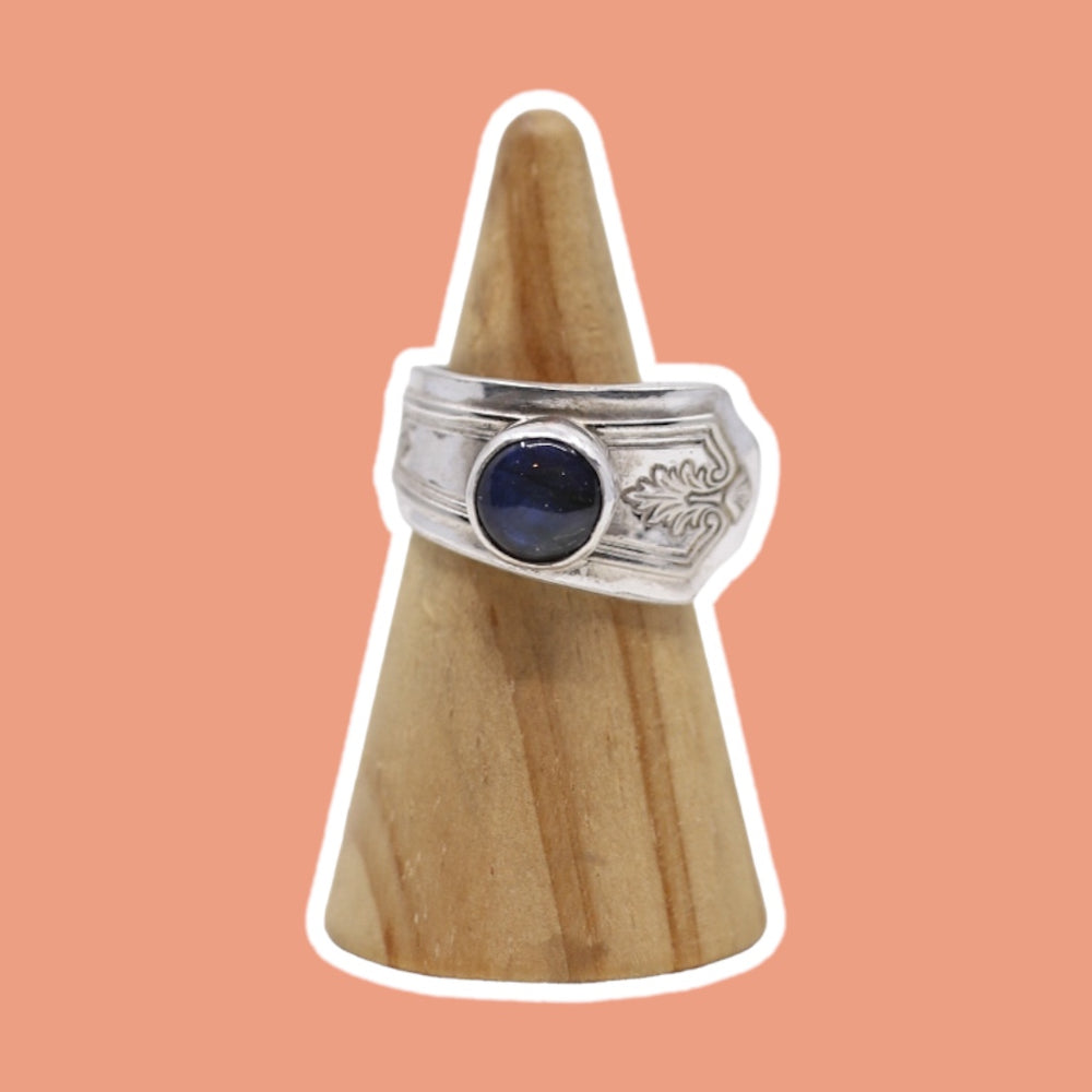 
            
                Load image into Gallery viewer, (6.25) Labradorite Spoon Ring
            
        